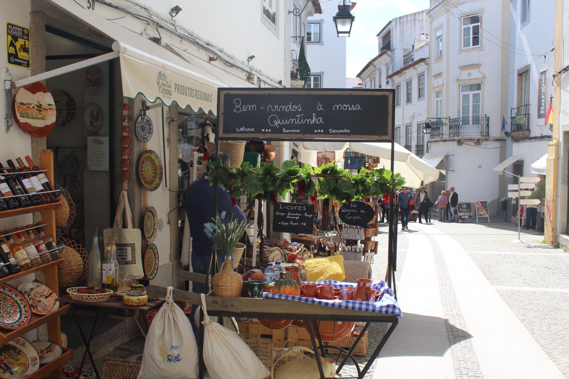 Comércio tradicional nas ruas de Évora