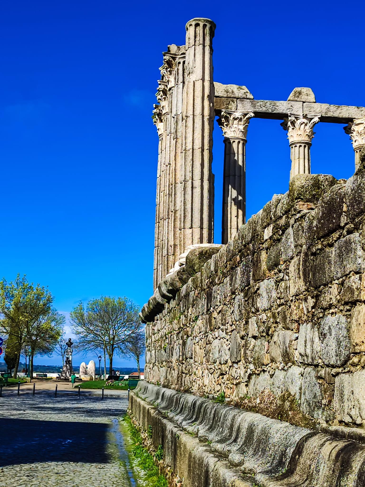 Templo Romano de Évora, vista lateral